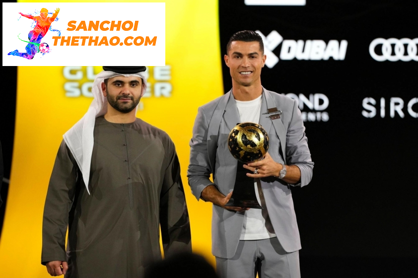 Ronaldo nhận giải tại Quả bóng Vàng Dubai 2024 (Ảnh: Getty).