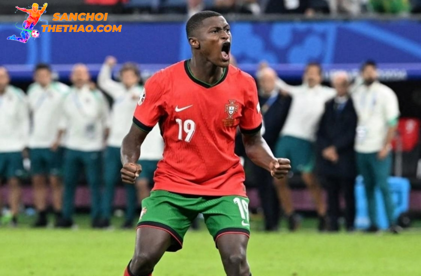 “Tin Chuyển Nhượng MU Mới Nhất Ngày 6/1: MU Vẫn Theo Đuổi Alphonso Davies, Tương Lai Zirkzee Qua Lời Amorim”