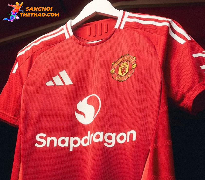 Snapdragon vẫn là nhà tài trợ chính của đội chủ sân Old Trafford.