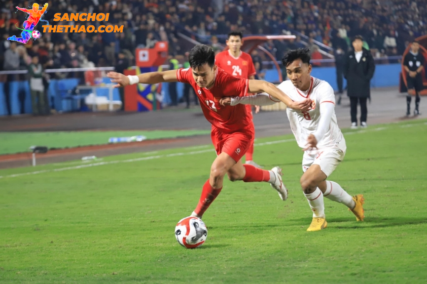 Hồ Tấn Tài tranh chấp bóng với cầu thủ Indonesia ở vòng bảng AFF Cup