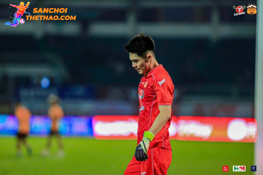 Trung Kiên hai lần cản phá thành công quả sút penalty của Bình Phước (Ảnh: HAGL)