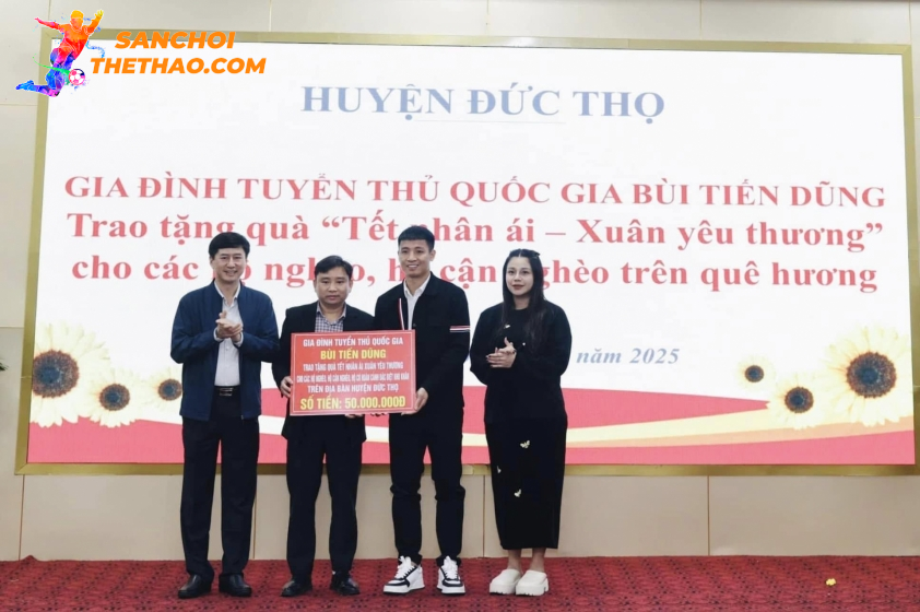 Trung vệ trao quà cho các gia đình nghèo trên quê hương (Việc tử tế)