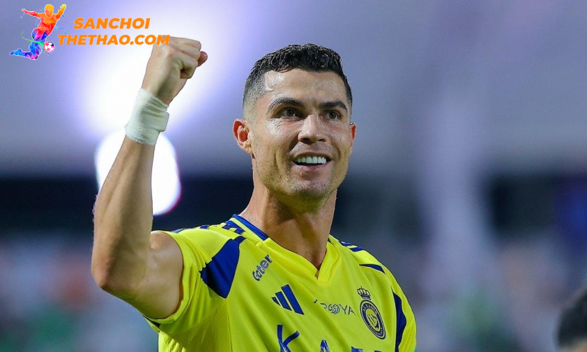 Ronaldo cam kết tương lai tại Al Nassr (Ảnh: Getty).