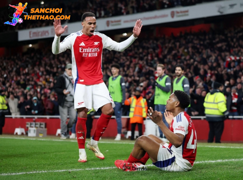 Arsenal tiếp tục cuộc bám đuổi trên BXH với Liverpool.